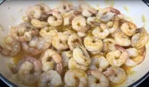 Sautéed shrimp with garlic in a pan, perfectly cooked for a delicious seafood dish.
